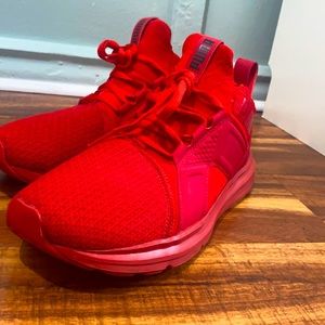 SZ 7 MENS or SZ 9 WOMANS PUMA SNEAKERS